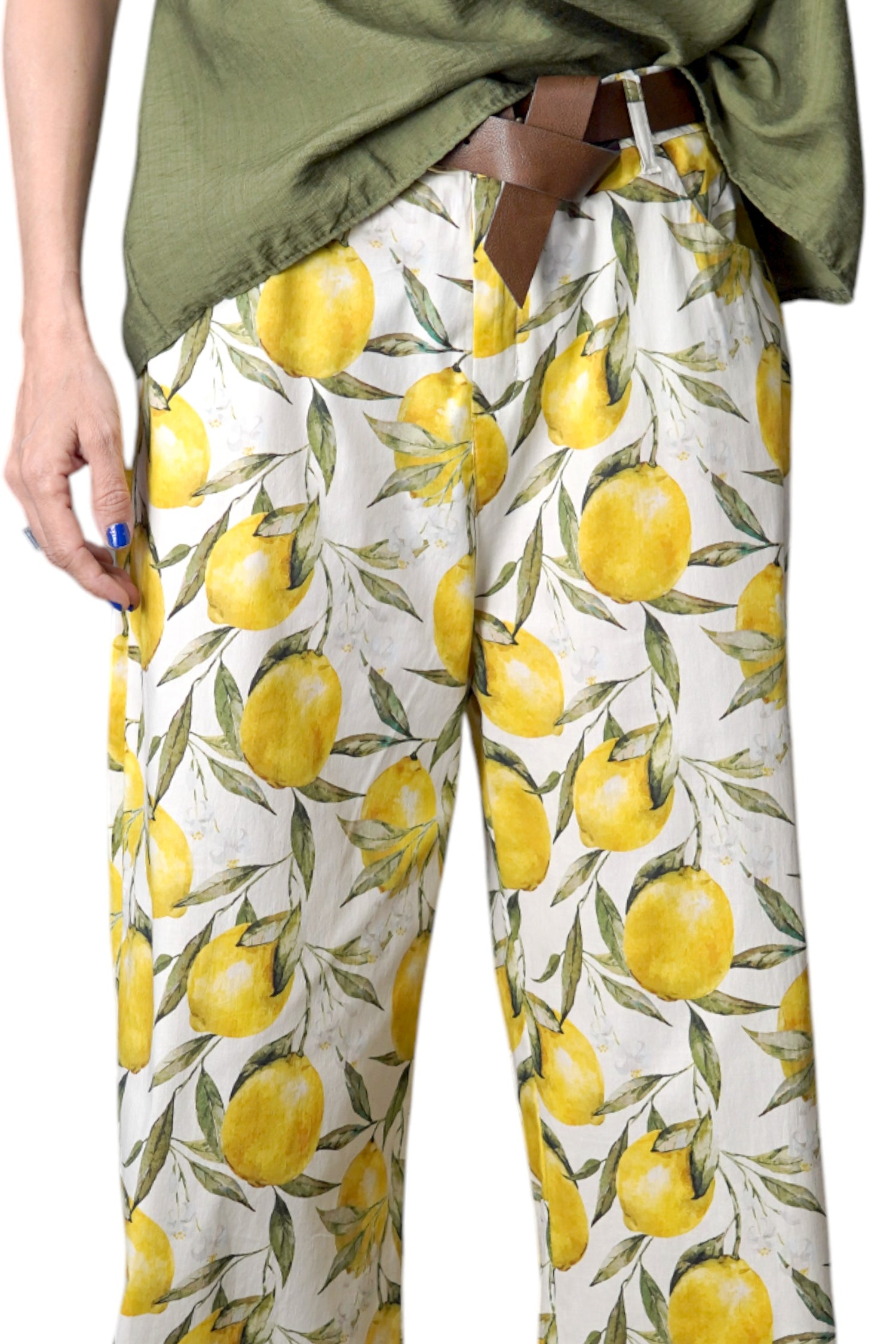Pantaloni lungi evazați cu imprimeu de lămâi galbene pe fundal alb, detaliu din față cu buzunare laterale