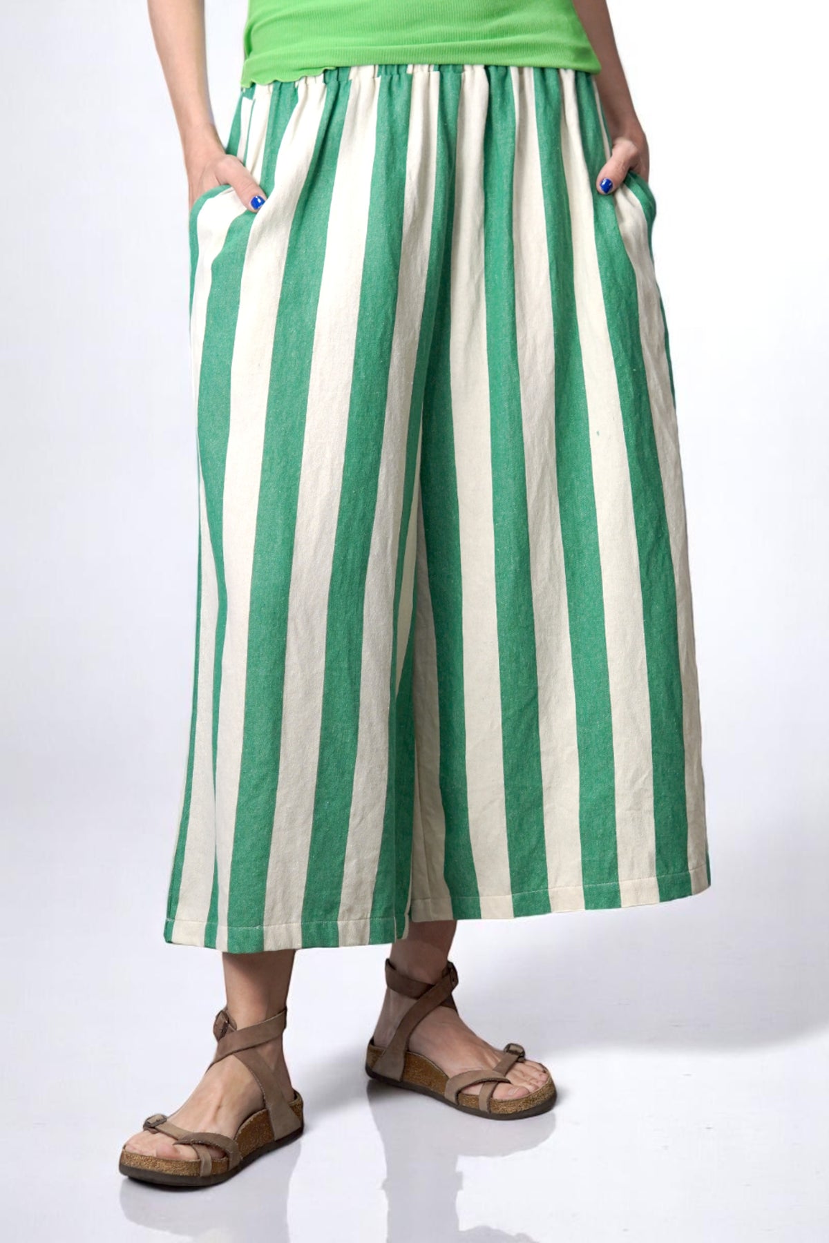 Pantaloni evazați din in gros cu dungi verticale verzi și crem, cu buzunare laterale și betelie elastică.