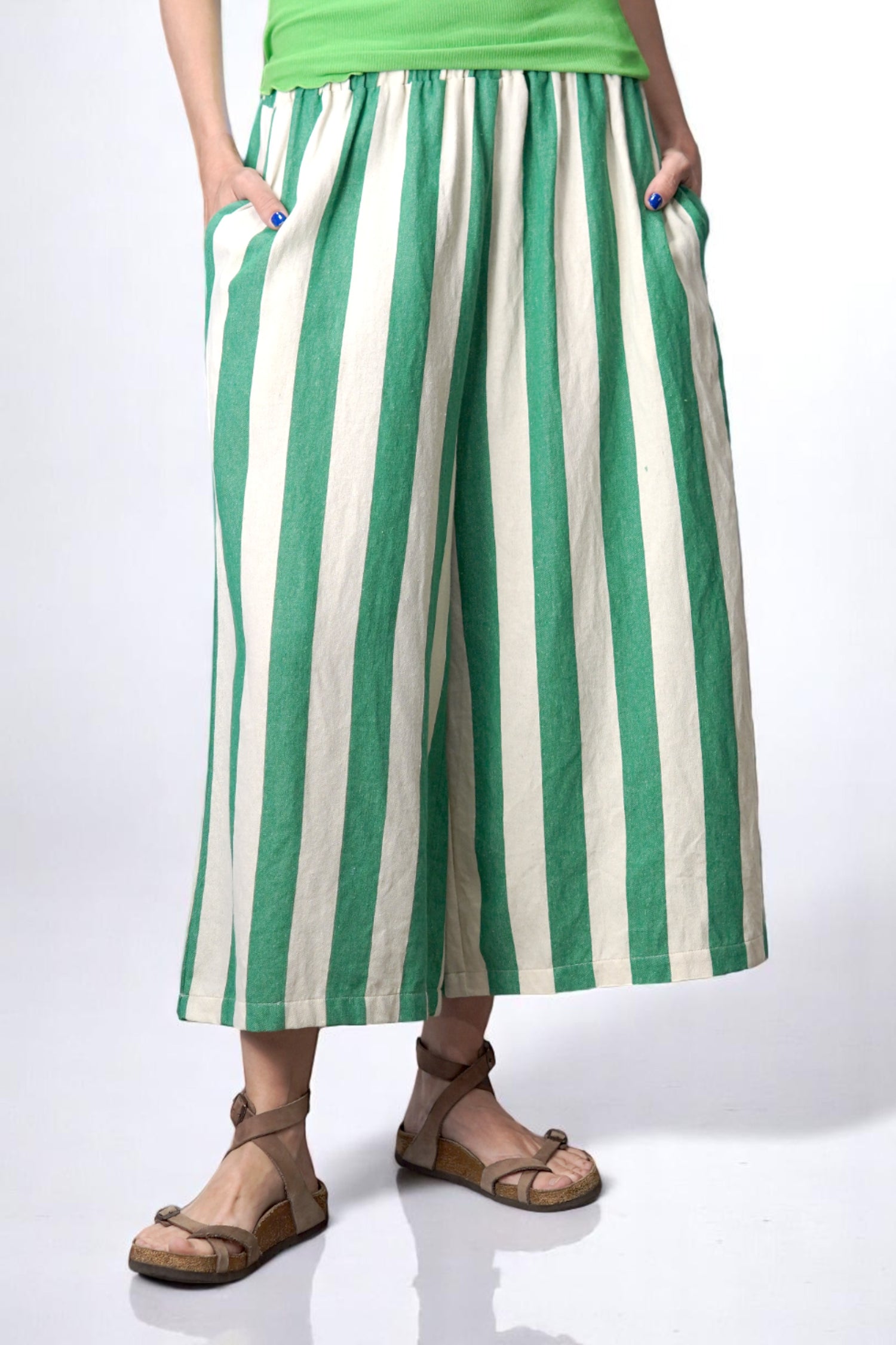 Pantaloni evazați din in gros cu dungi verticale verzi și crem, cu buzunare laterale și betelie elastică.