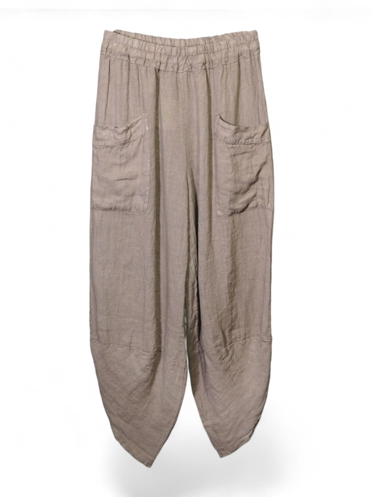 Pantaloni bej din in cu buzunare aplicate și croială lejeră, ideală pentru vară.