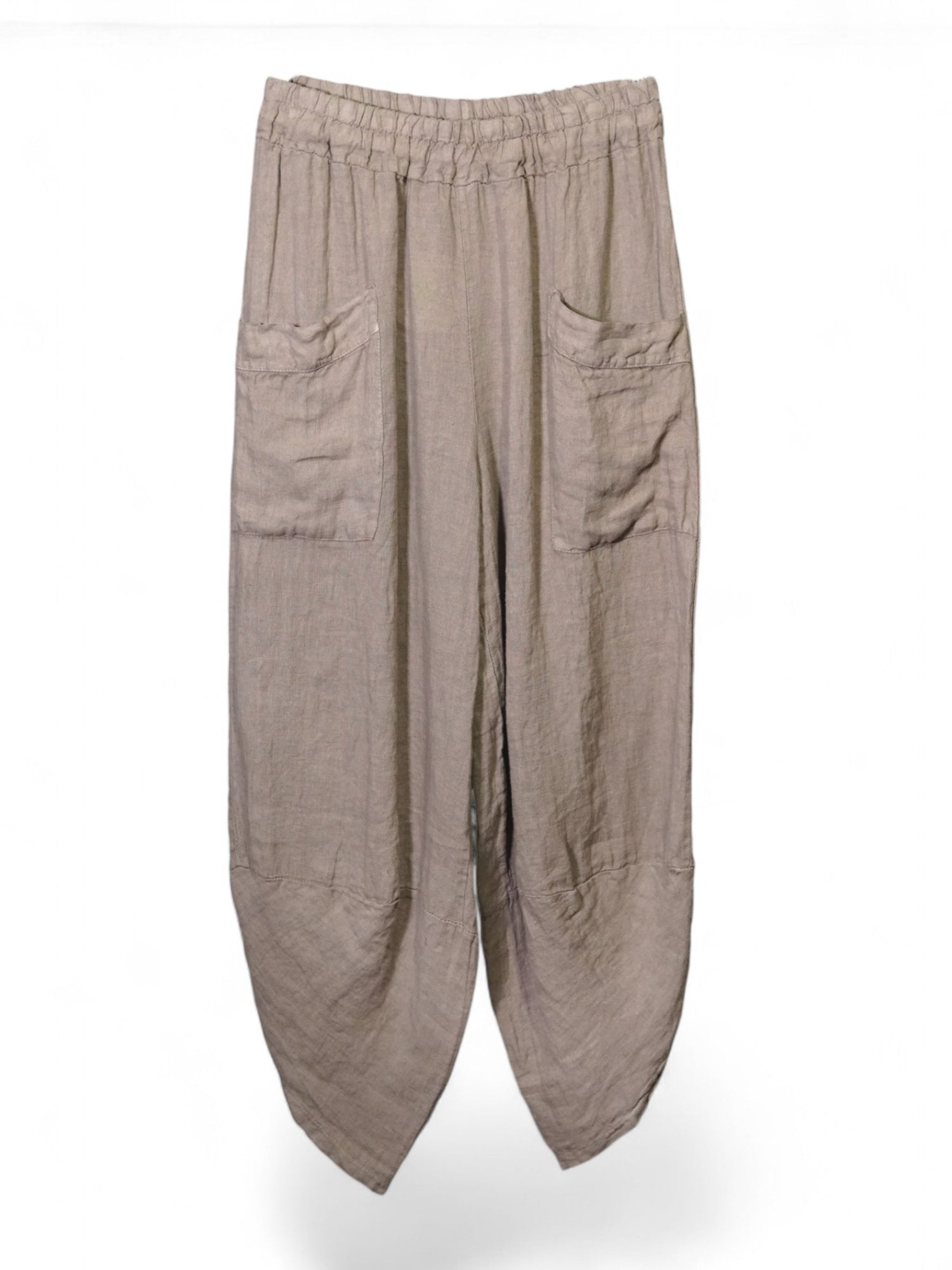 Pantaloni bej din in cu buzunare aplicate și croială lejeră, ideală pentru vară.