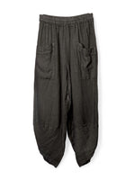 Pantaloni negri din in cu betelie elastică și formă rotunjită spre gleznă.