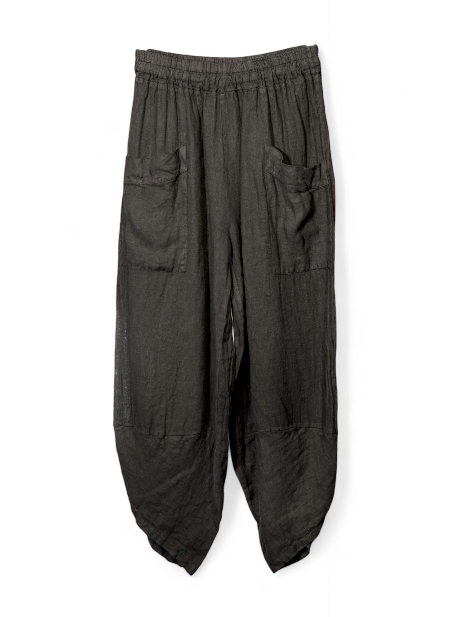 Pantaloni negri din in cu betelie elastică și formă rotunjită spre gleznă.