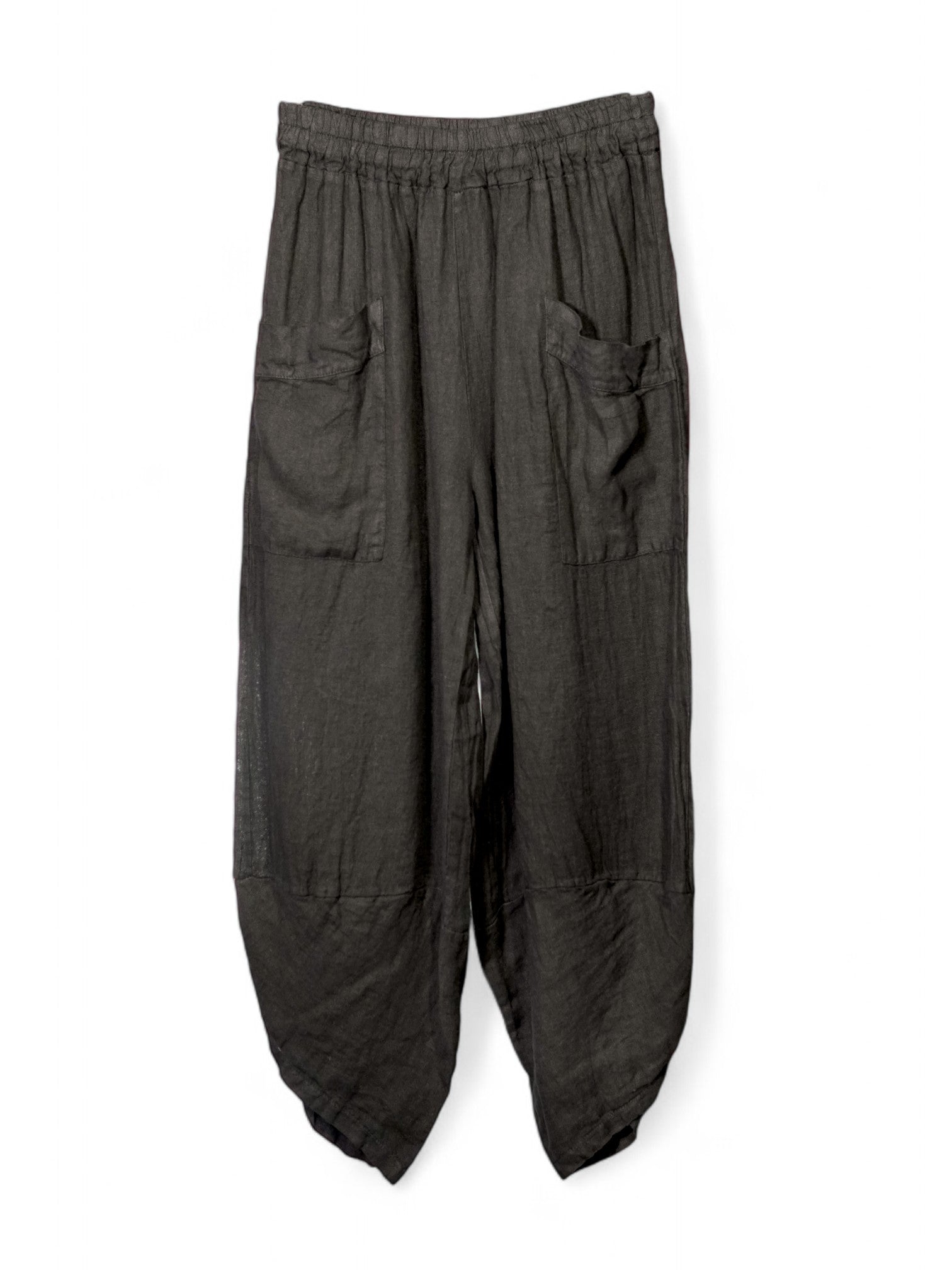 Pantaloni negri din in cu betelie elastică și formă rotunjită spre gleznă.