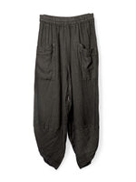 Pantaloni negri din in cu betelie elastică și formă rotunjită spre gleznă.