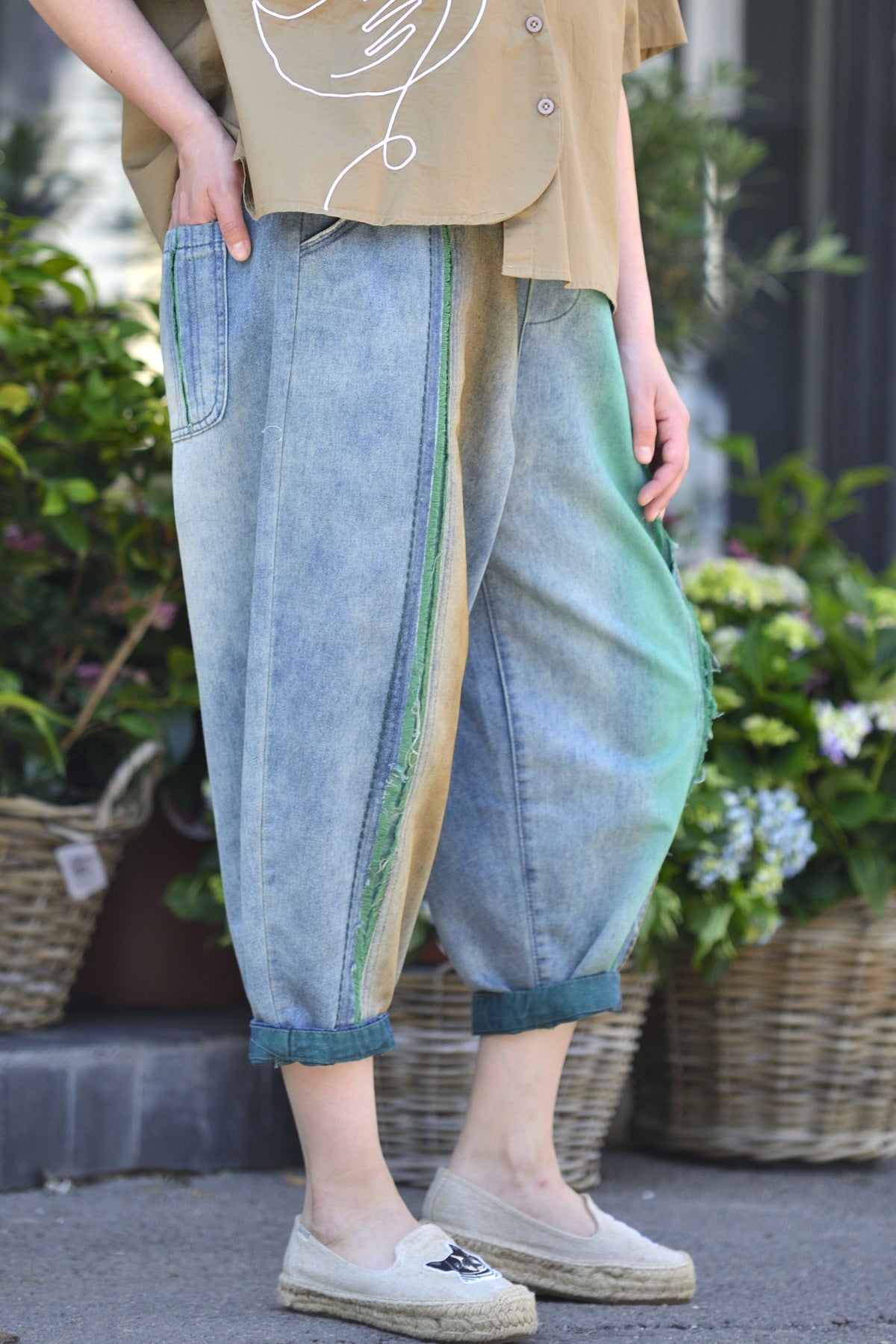 Pantaloni jeans barrel cu efect degrade și manșete întoarse, vedere frontală