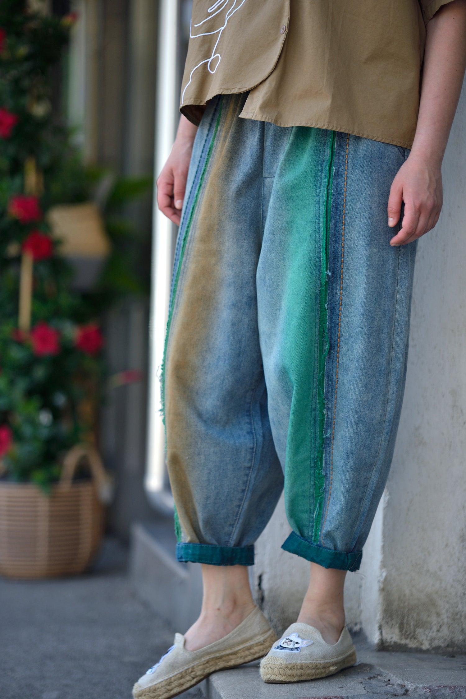  Vedere laterală a pantalonilor jeans barrel cu nuanțe degrade verzi și bej