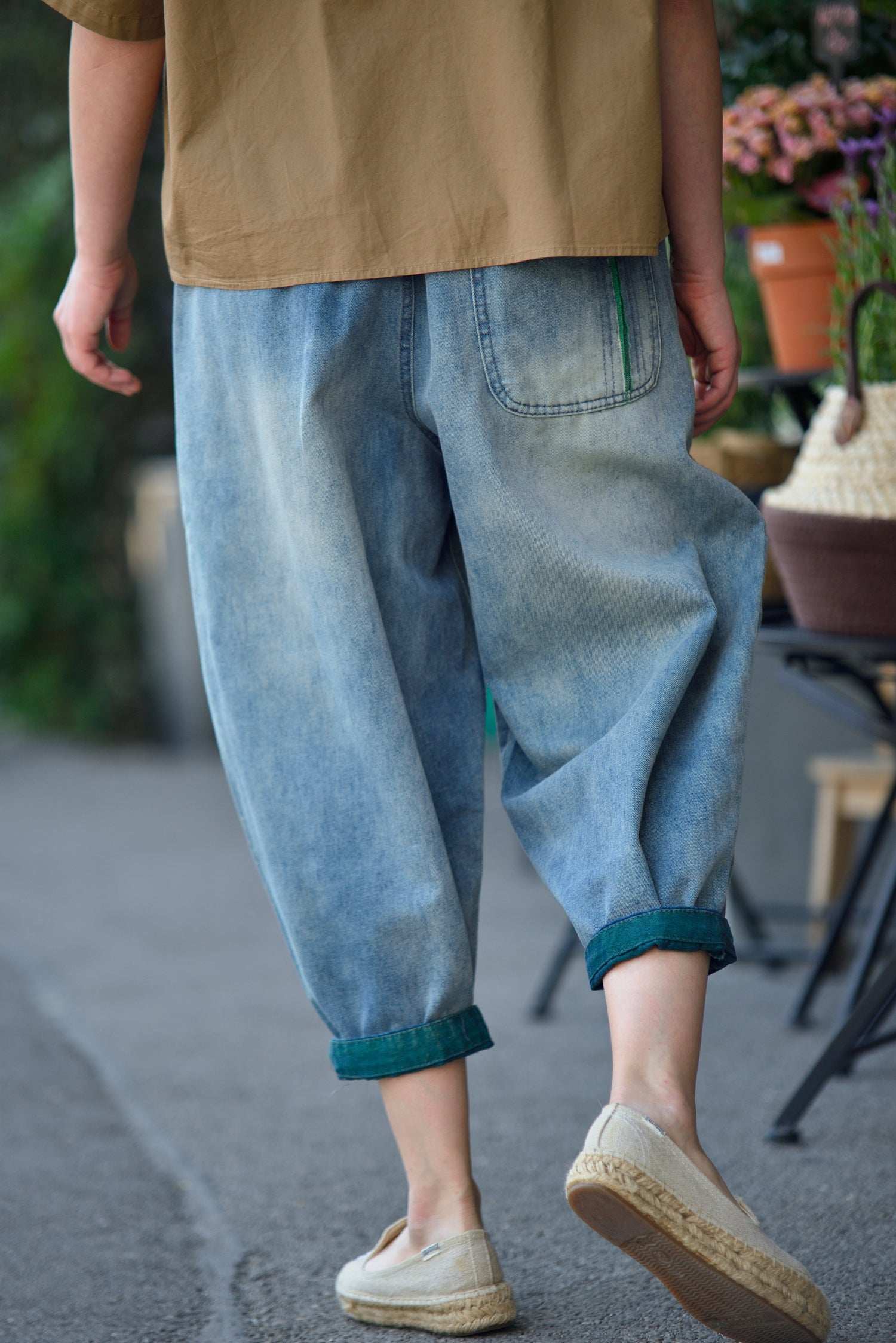 Vedere din spate a pantalonilor barrel jeans cu buzunare aplicate și manșete întoarse