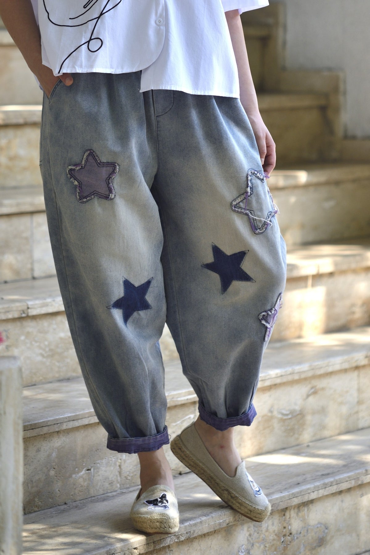 Pantaloni jeans barrel cu steluțe aplicate mov și bleumarin, croială lejeră, vedere frontală