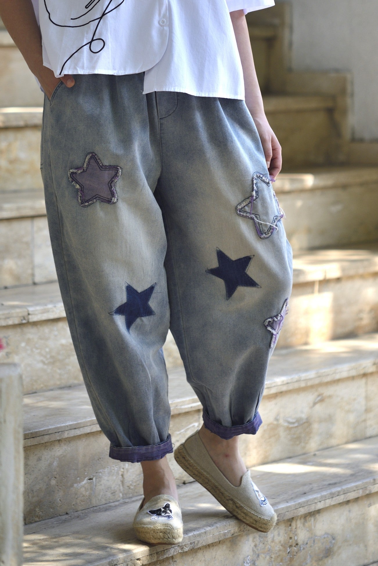 Pantaloni jeans barrel cu steluțe aplicate mov și bleumarin, croială lejeră, vedere frontală