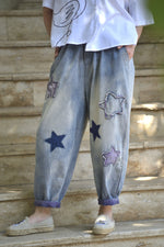 Ținută casual cu jeans barrel și steluțe aplicate pe picior