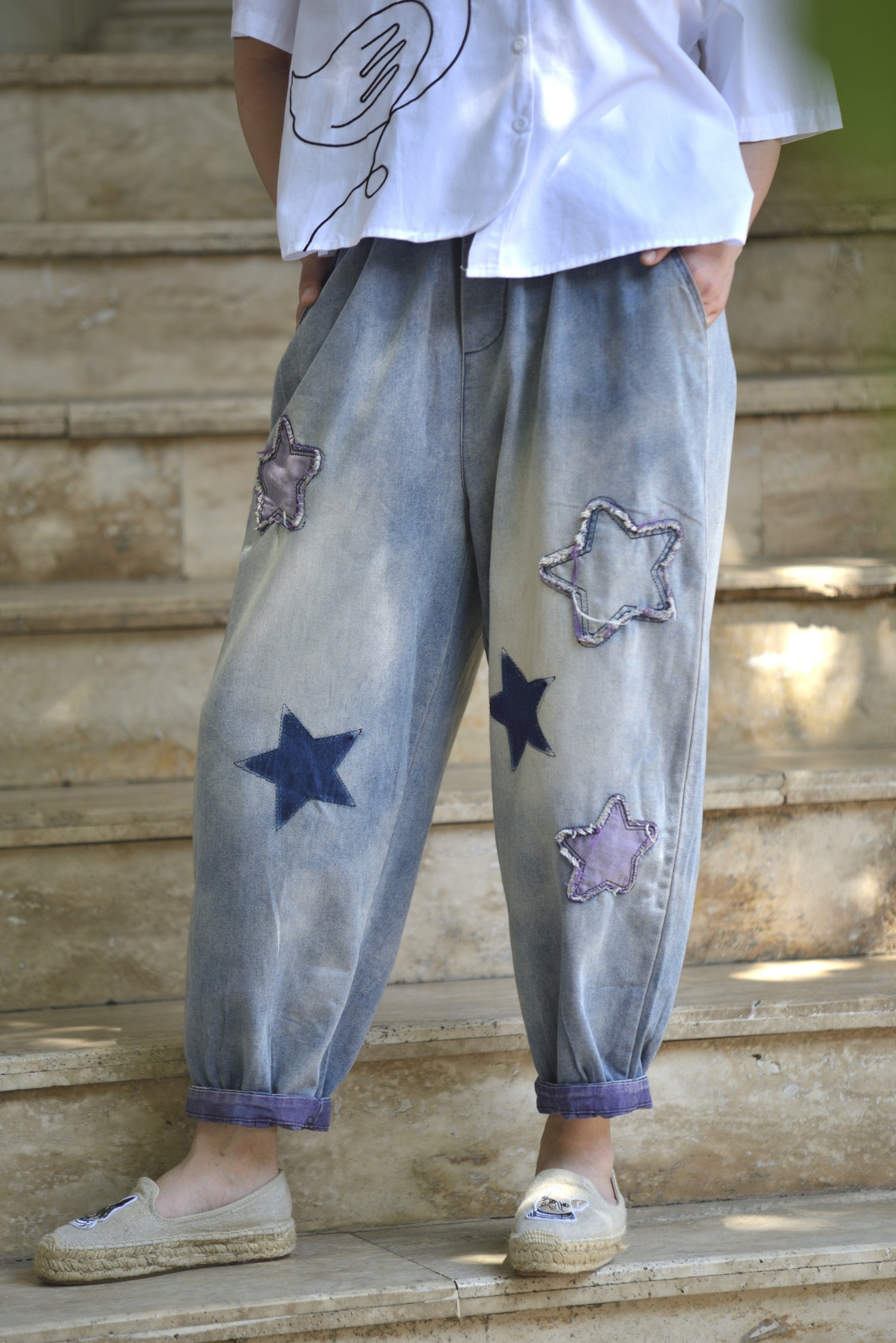 Ținută casual cu jeans barrel și steluțe aplicate pe picior