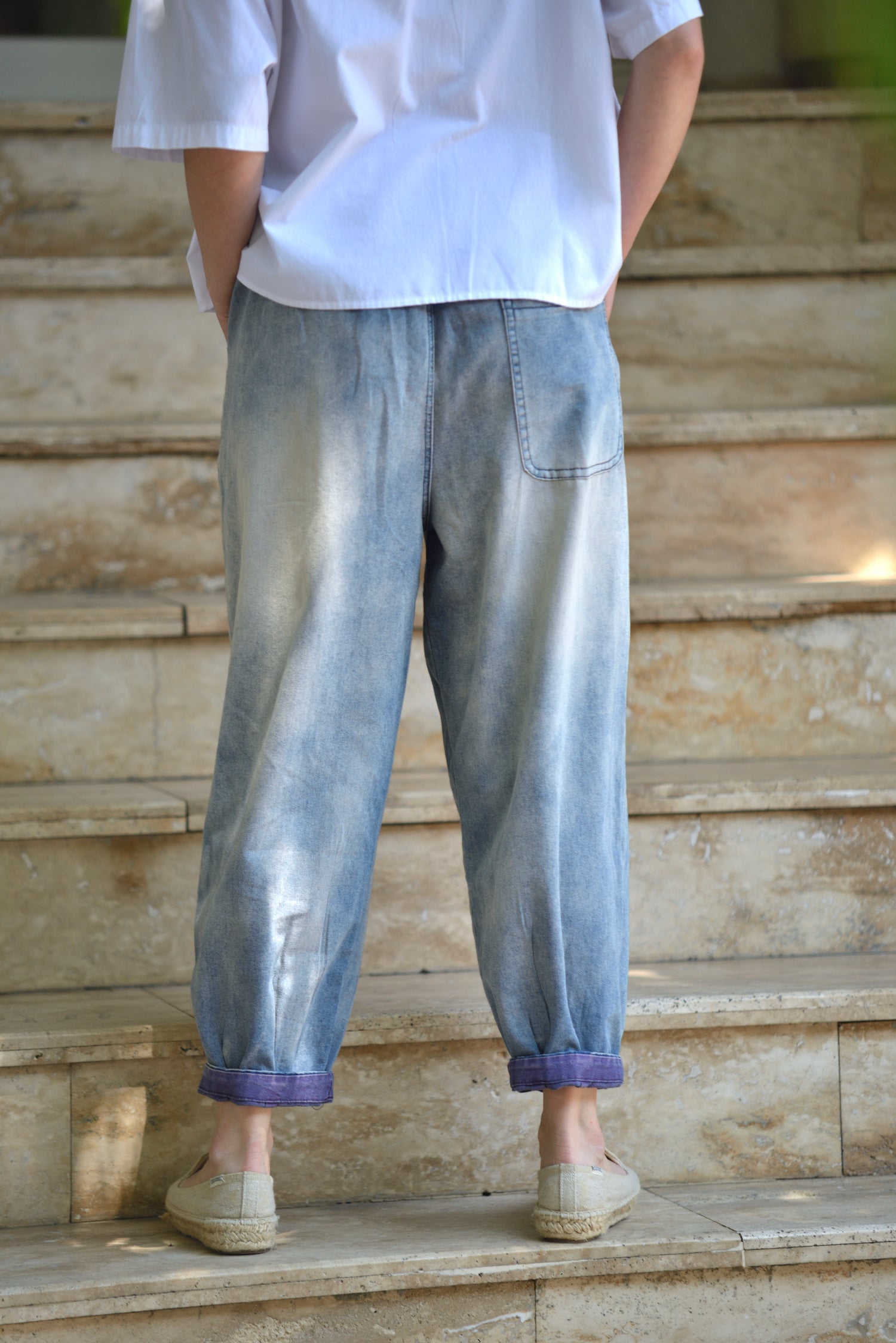 Pantaloni jeans barrel cu buzunar aplicat și manșete întoarse, vedere din spate