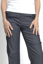 Detaliu talie și cusături contrast ale unui pantalon jeans bleumarin
