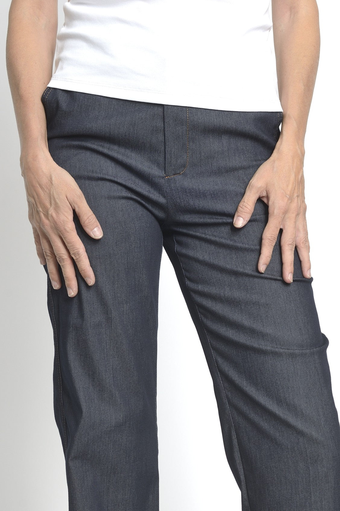 Detaliu talie și cusături contrast ale unui pantalon jeans bleumarin
