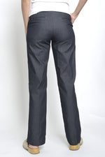  Spatele unui pantalon tip jeans bleumarin, cu buzunare decorative
