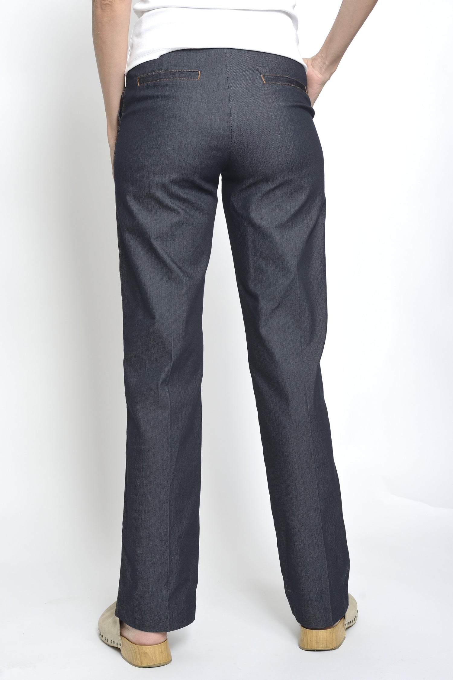 Spatele unui pantalon tip jeans bleumarin, cu buzunare decorative