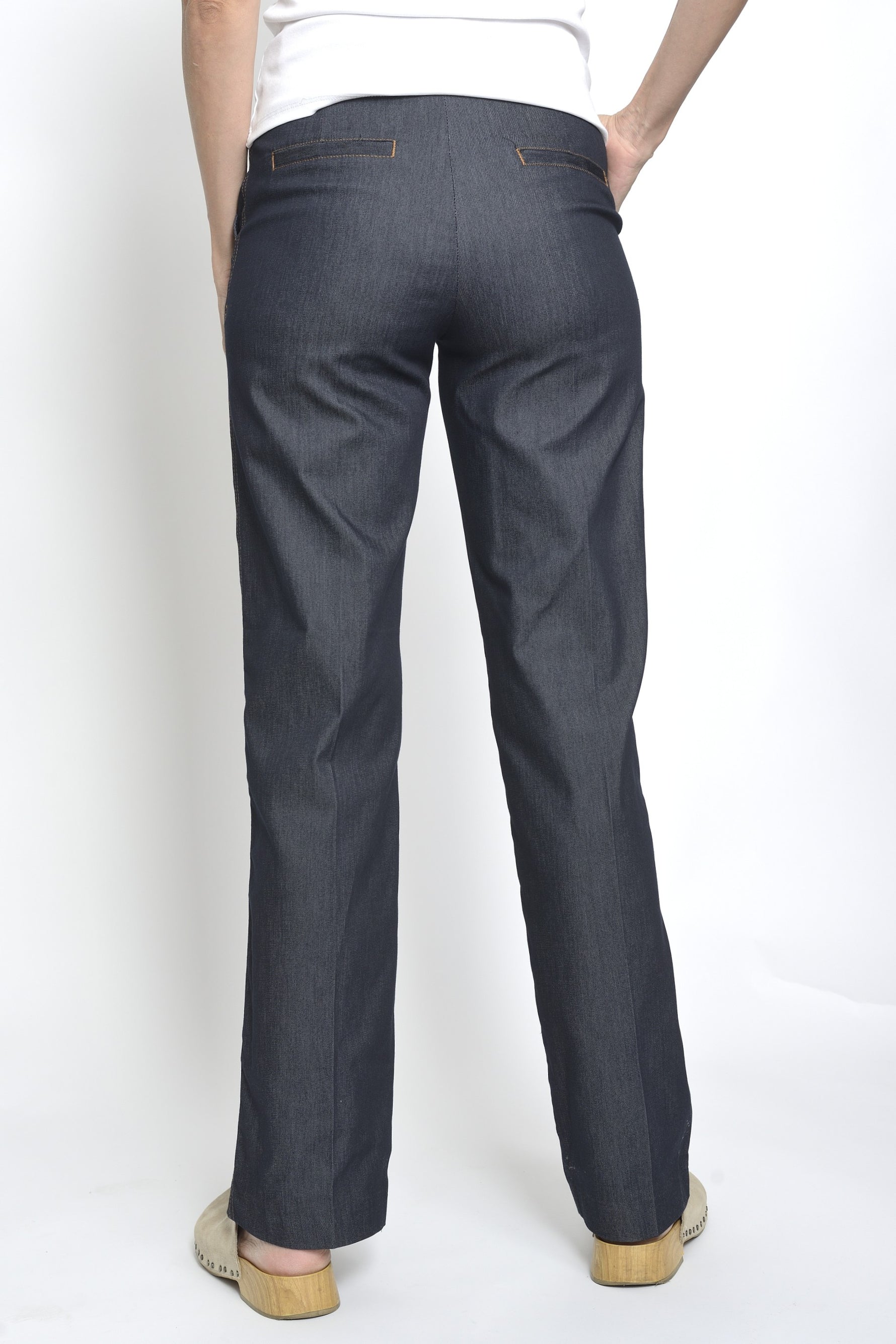  Spatele unui pantalon tip jeans bleumarin, cu buzunare decorative