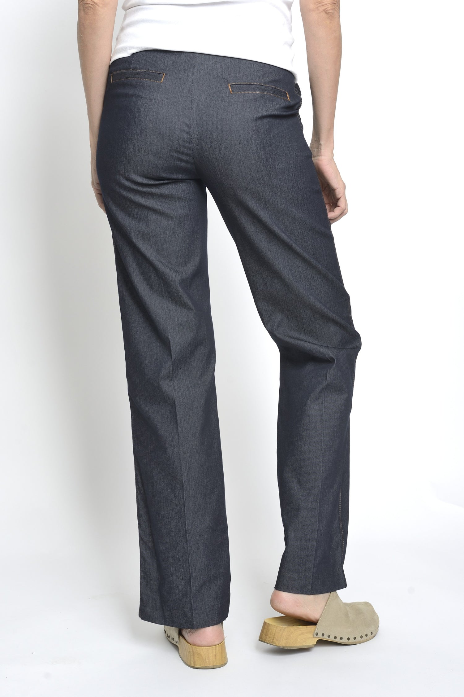 Pantaloni jeans bleumarin cu buzunare la spate, vedere oblică