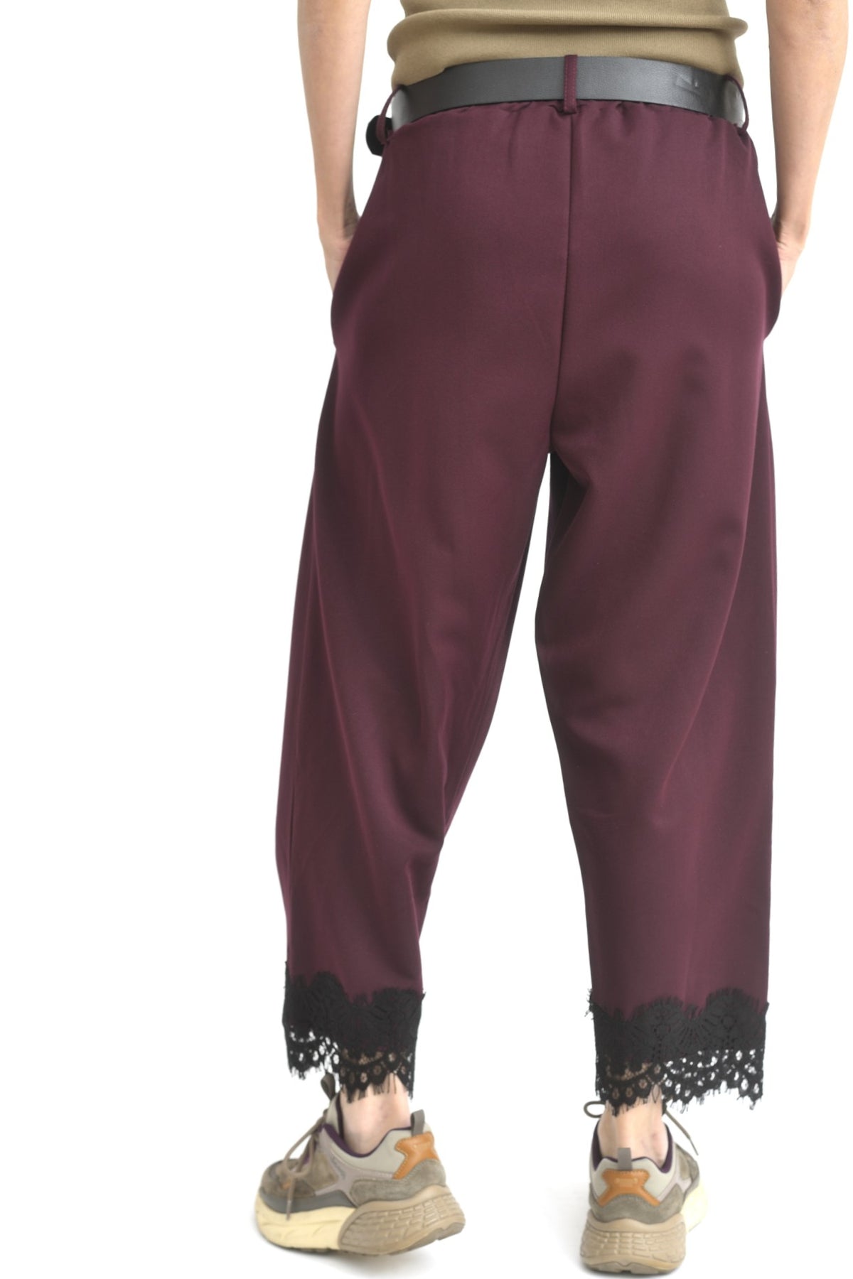 Pantaloni conici bordo văzuți din spate, cu croială tip plic și manșete din dantelă.