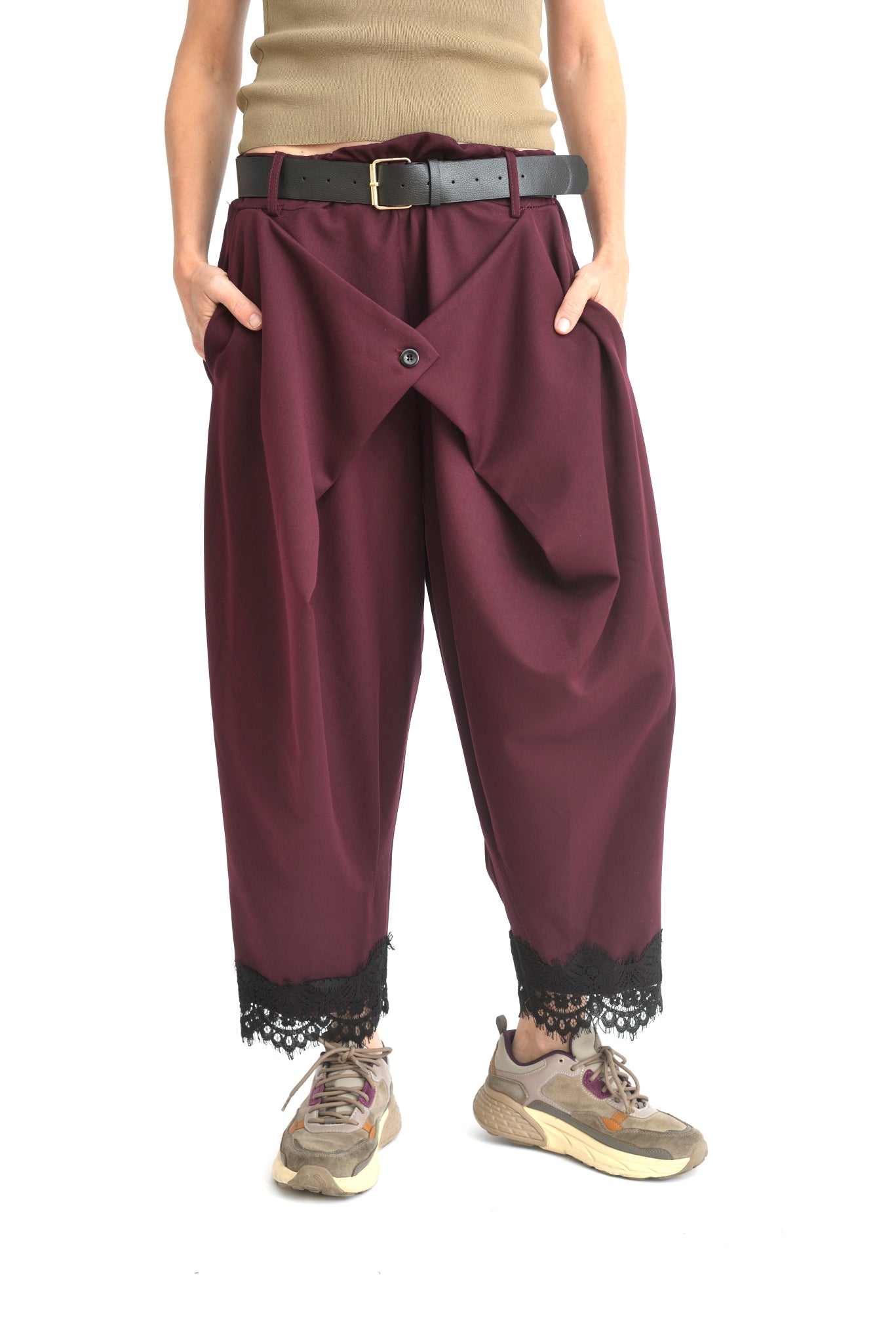 Pantaloni conici tip plic din jerseu bordo, cu tiv decorat cu dantelă neagră, croială lejeră și talie elastică.