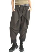 Pantaloni tip plic din jerseu maro, croială conică, talie elastică și tiv din dantelă.