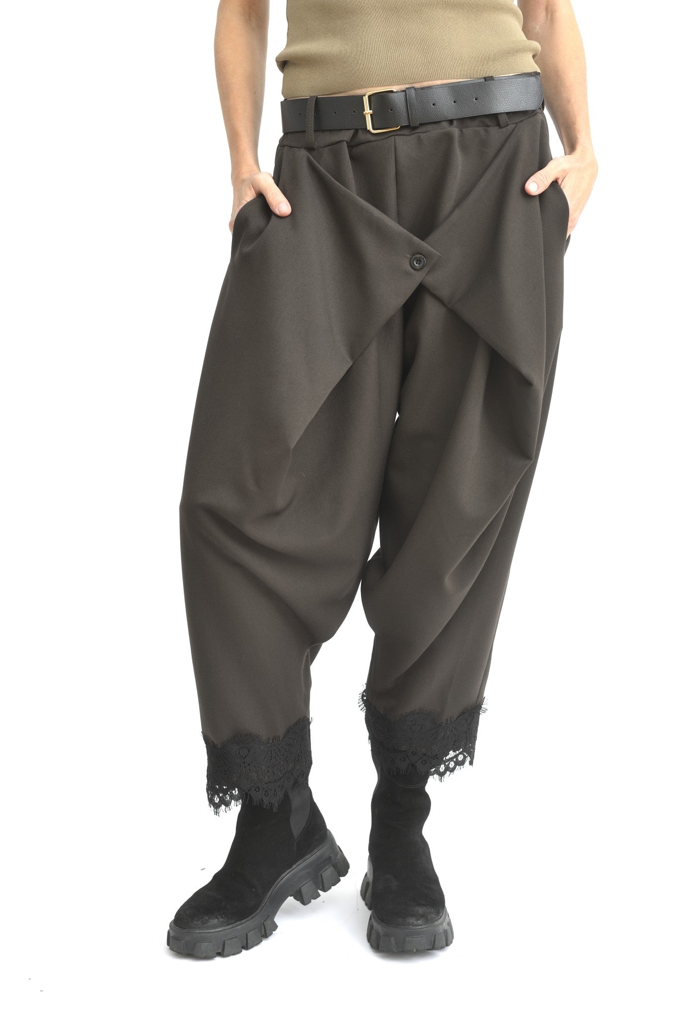Pantaloni tip plic din jerseu maro, croială conică, talie elastică și tiv din dantelă.