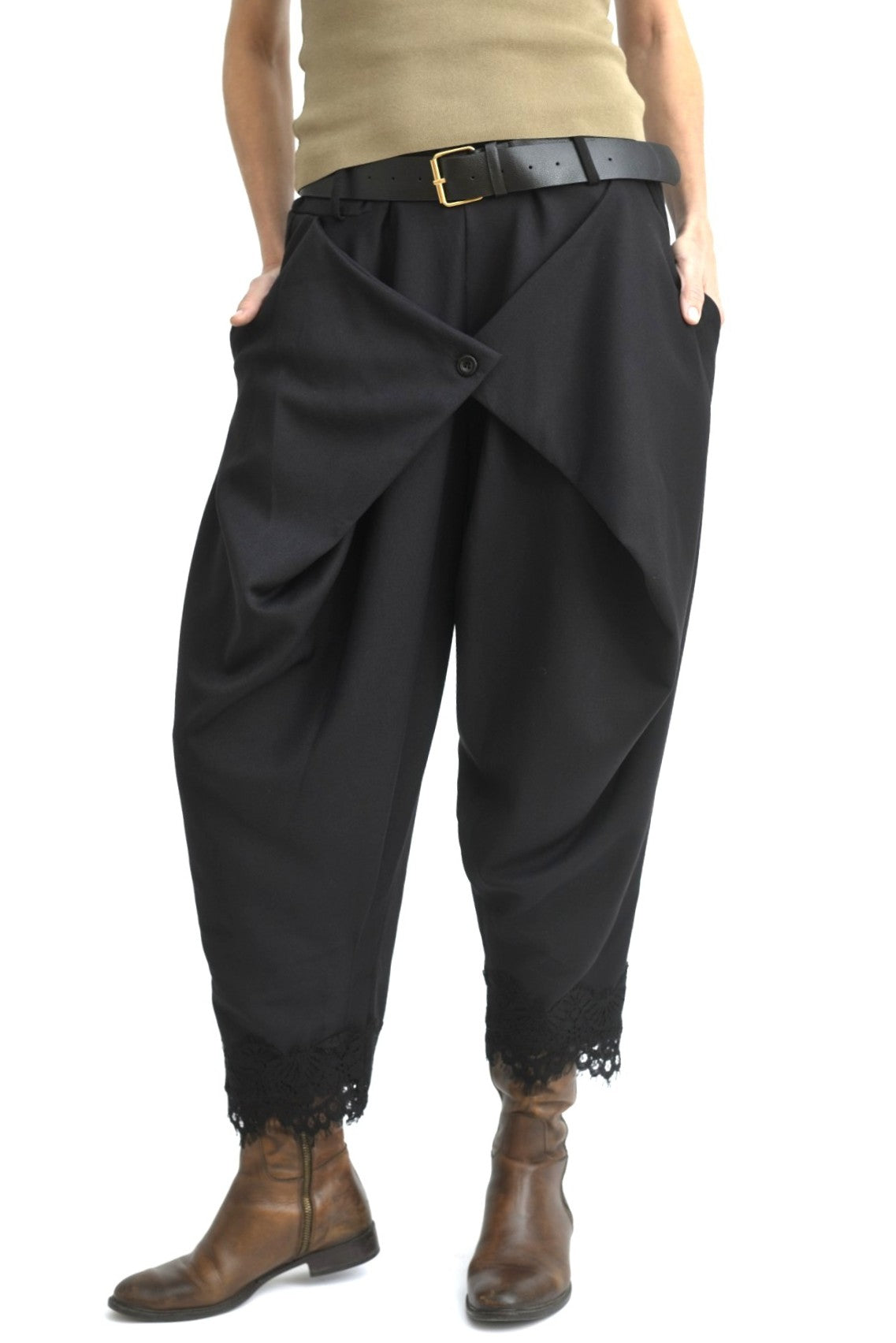 Pantaloni tip plic din jerseu negru, croială conică, talie elastică și tiv din dantelă.