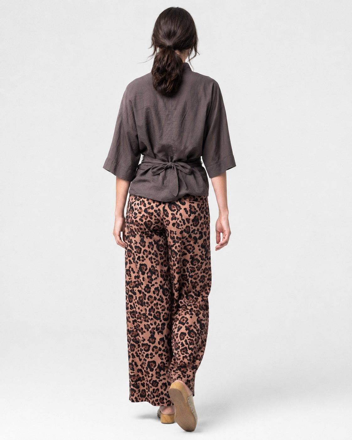 Pantaloni largi din bumbac cu imprimeu animal print, vedere din spate