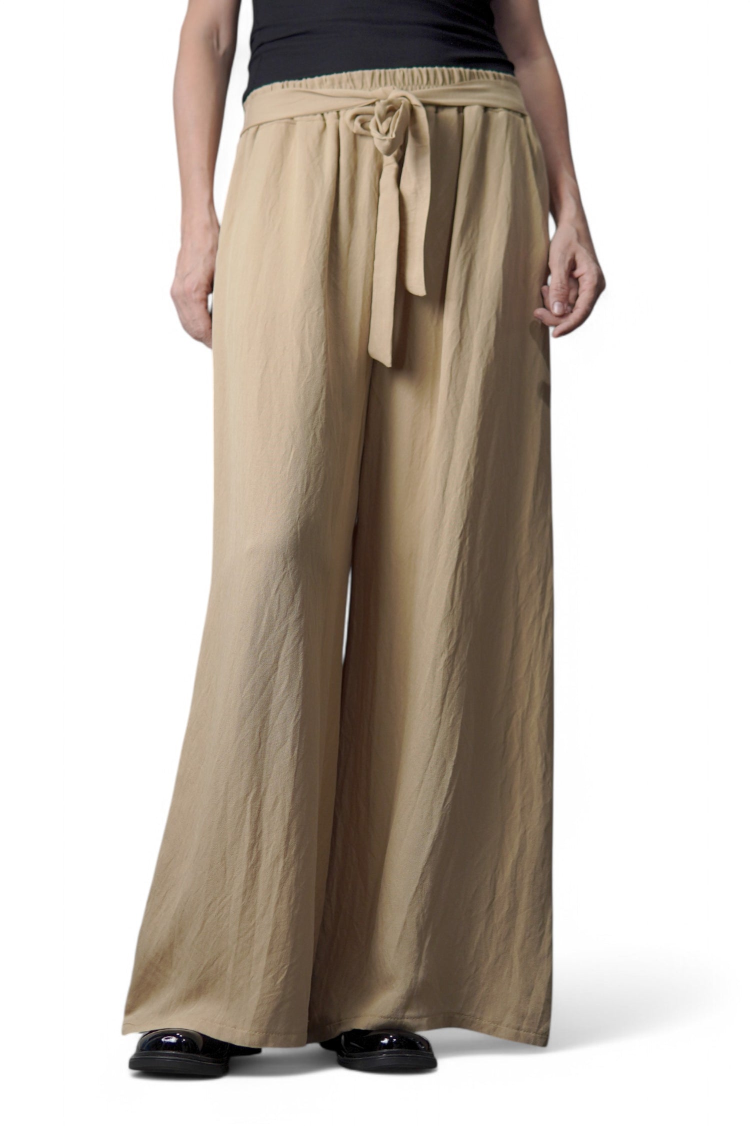 Pantaloni largi bej cu cordon legat în față, din material vaporos, cu talie elastică și croială amplă, perfectă pentru confort și lejeritate vara.