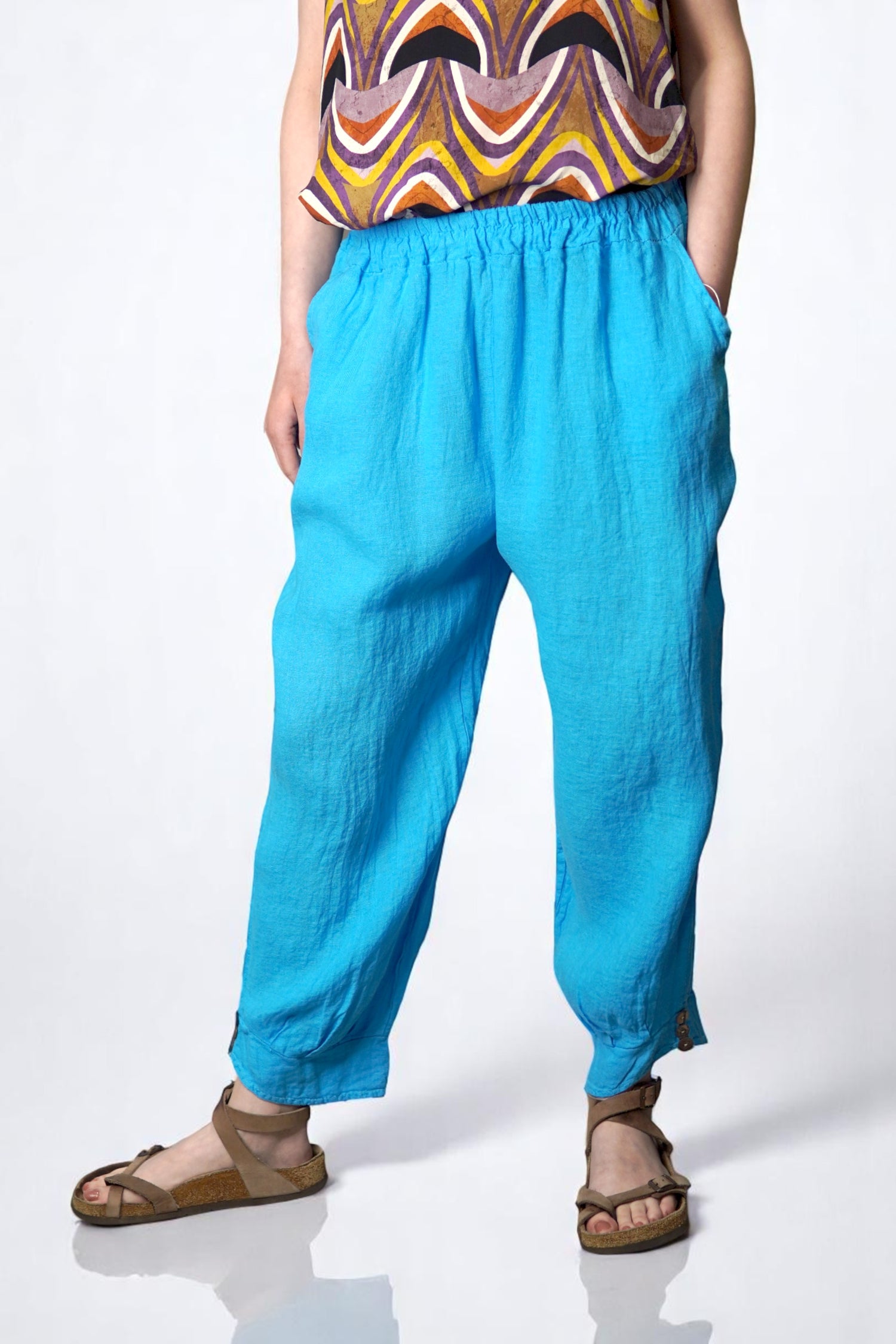 Pantaloni lejeri din in bleu, cu buzunare laterale și talie elastică, pozați din față.