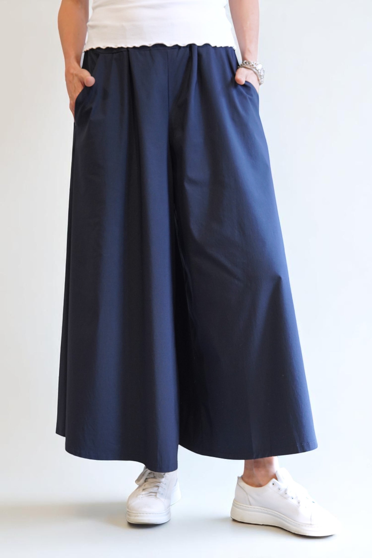 Pantaloni largi bleumarin cu talie elastică și buzunare laterale