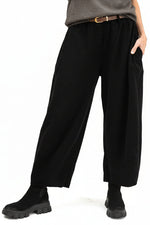 Pantaloni largi antracit din bumbac, cu talie elastică și croială lejeră, fotografie din față pe fundal alb.