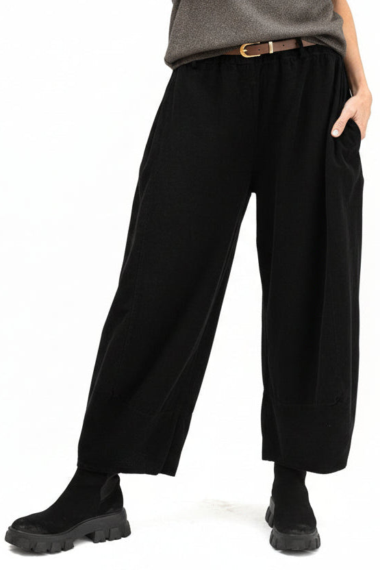 Pantaloni largi antracit din bumbac, cu talie elastică și croială lejeră, fotografie din față pe fundal alb.