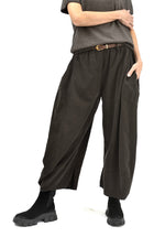 Vedere semiprofil a pantalonilor largi antracit din bumbac, cu buzunare laterale și volum amplu pe picior.