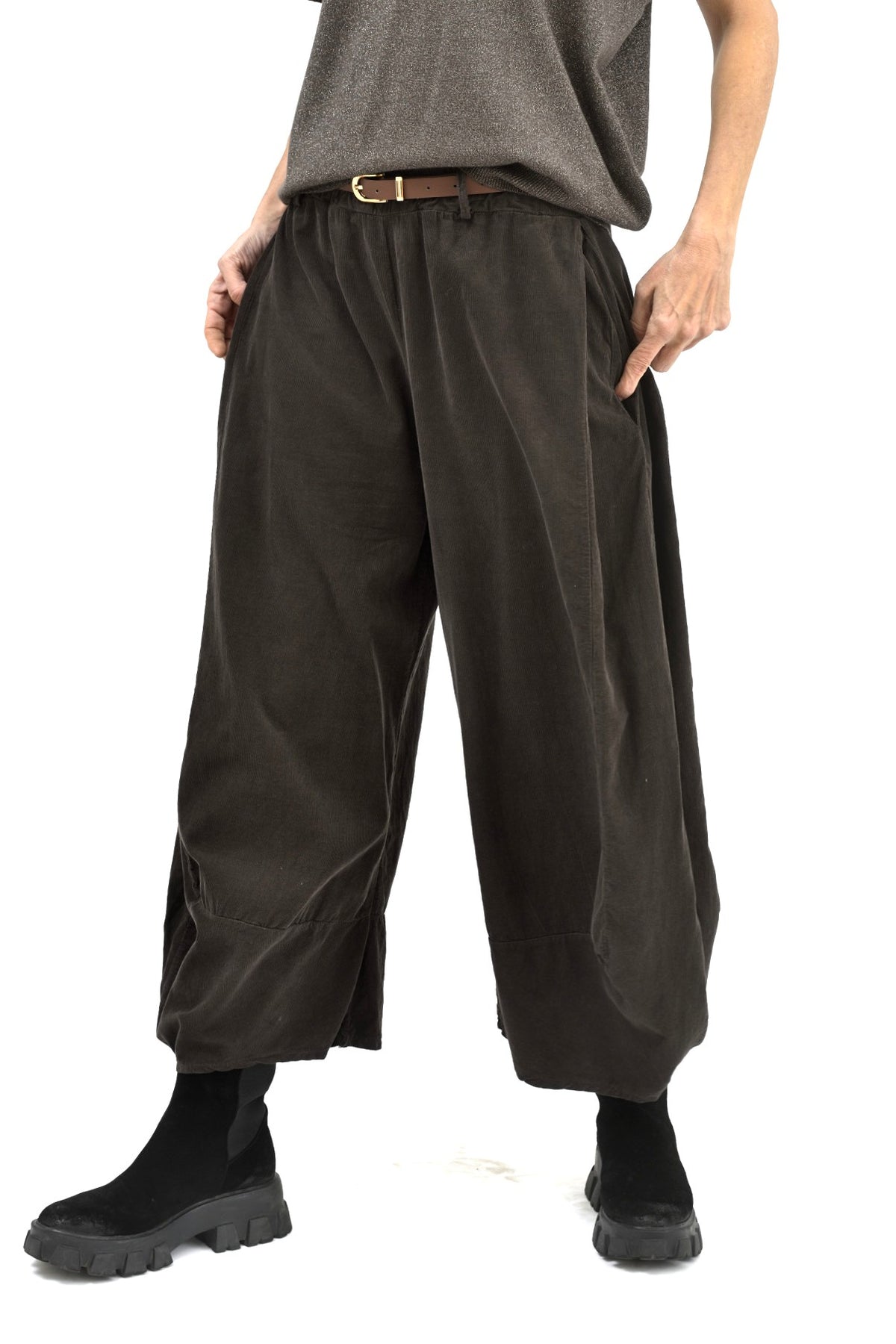 Vedere semiprofil a pantalonilor largi antracit din bumbac, cu buzunare laterale și volum amplu pe picior.