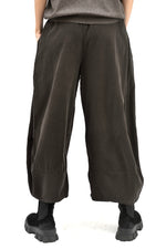 Pantaloni antracit din bumbac, croială largă cu talie elastică, fotografie din spate evidențiind căderea materialului.