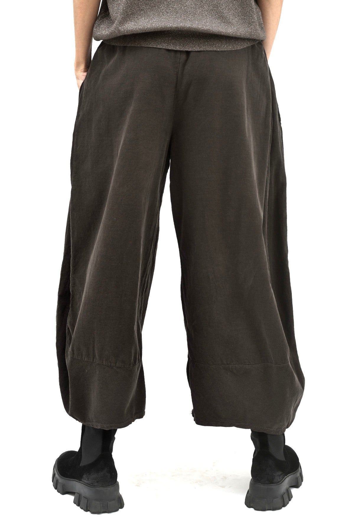 Pantaloni antracit din bumbac, croială largă cu talie elastică, fotografie din spate evidențiind căderea materialului.