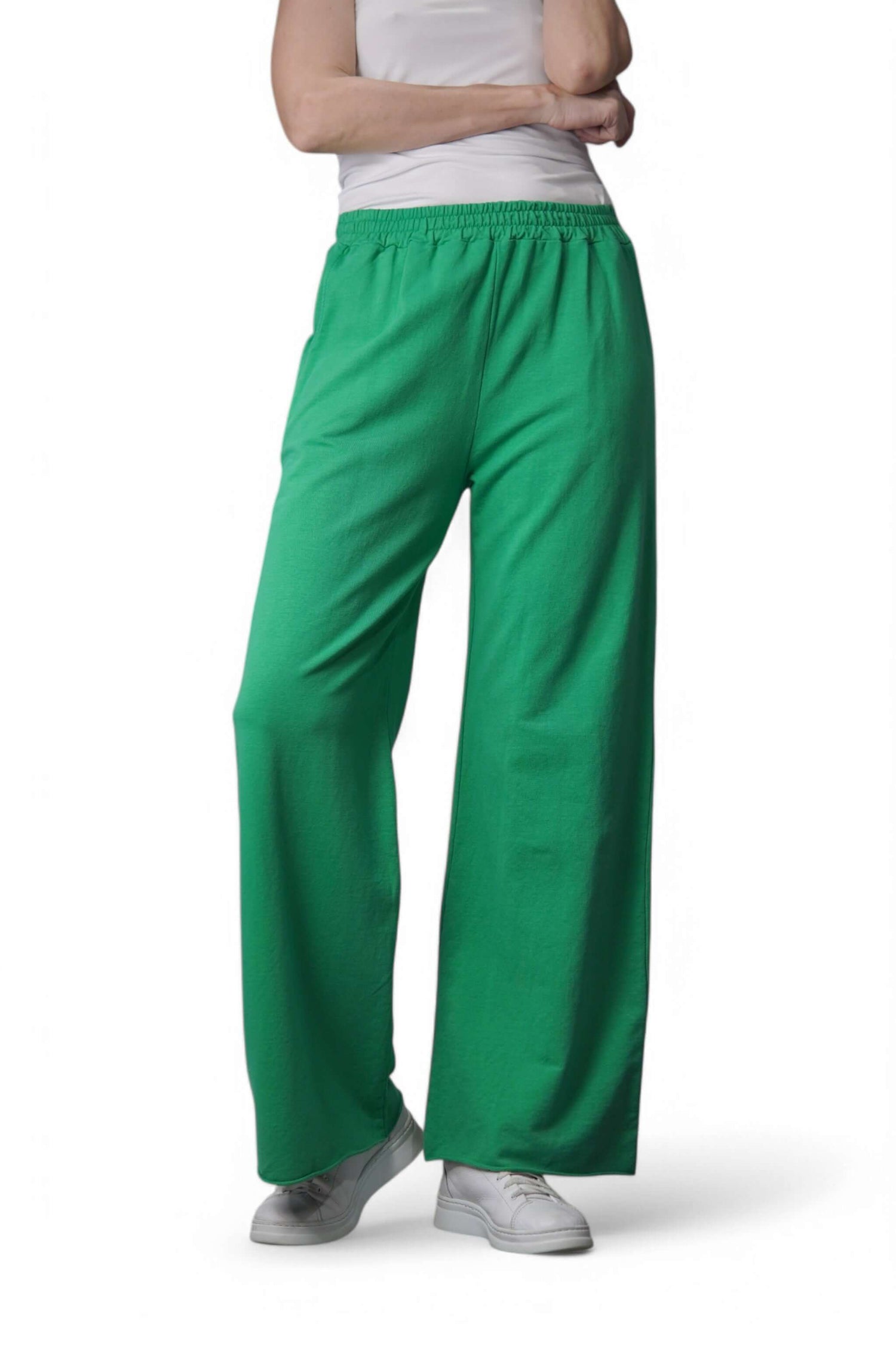 Pantaloni casual verzi din bumbac, cu elastic în talie și croială largă, văzuți din lateral