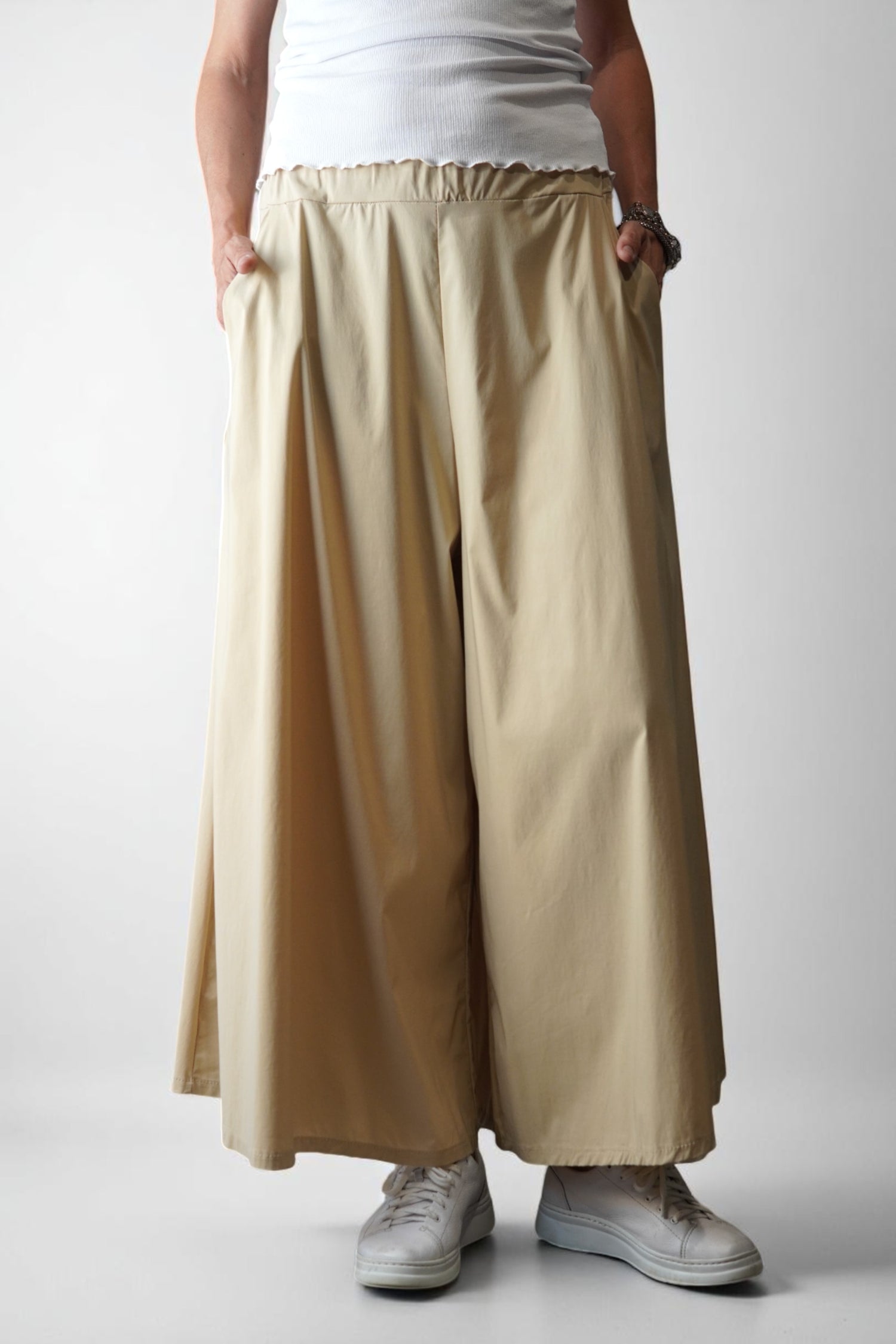 Pantaloni largi crem cu talie elastică și croială amplă