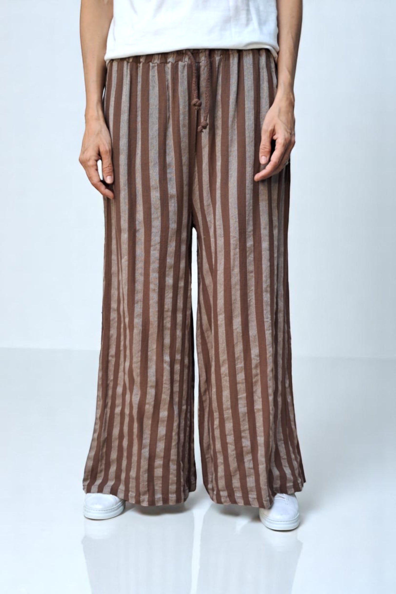  Pantaloni largi cu dungi maro și bej, croială amplă, talie cu șnur și buzunare laterale