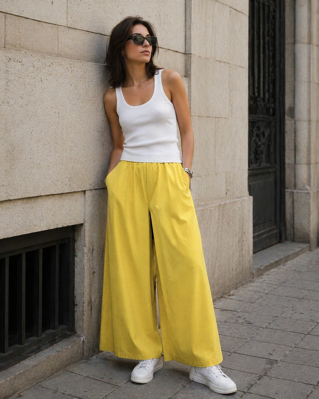  Pantaloni galbeni cu aspect amplu și croială fluidă