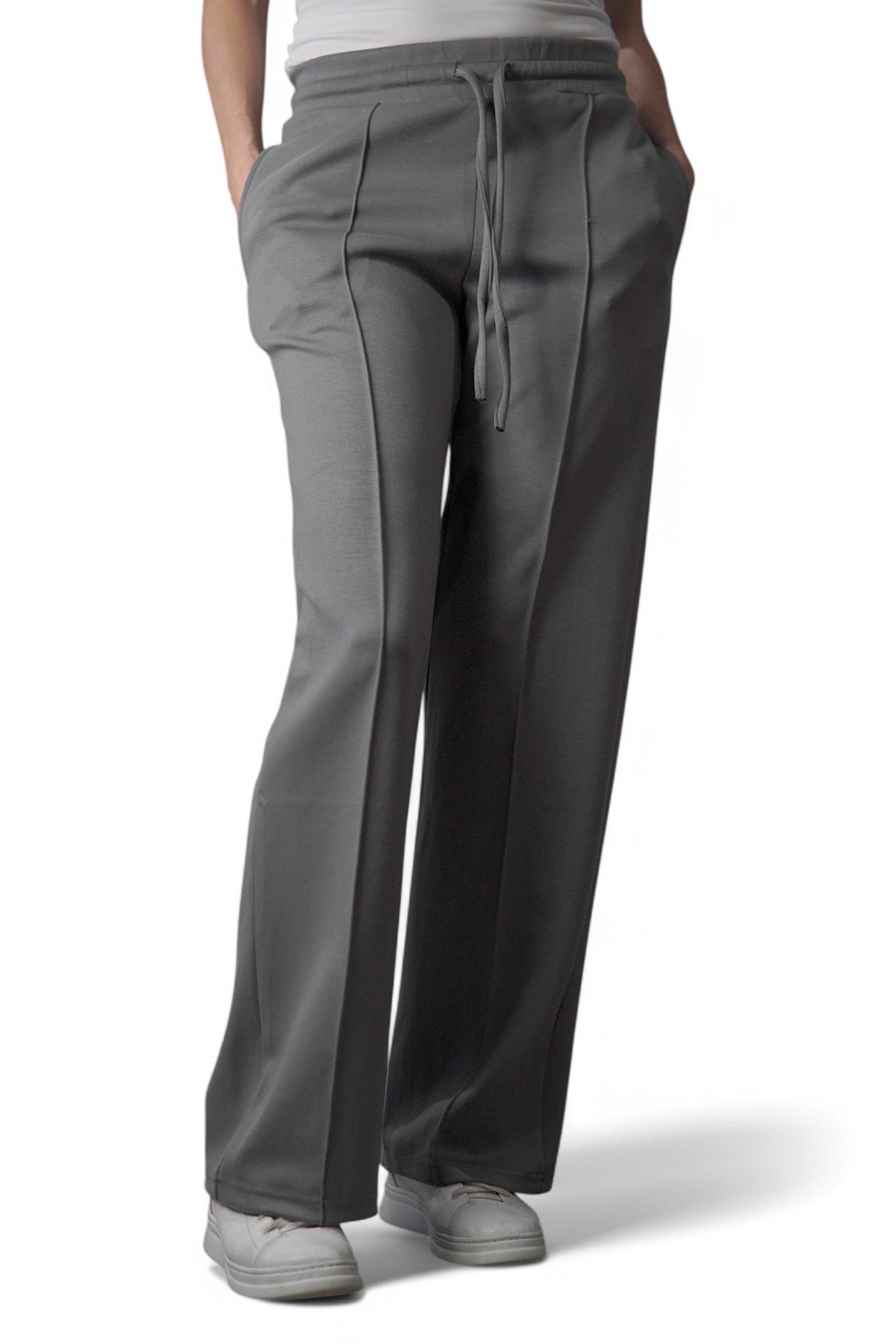 Detaliu frontal al pantalonilor gri din bumbac cu șnur în talie și cusături verticale elegante.