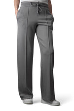  Pantaloni gri largi din bumbac, cu talie reglabilă și șnur, croială lejeră și buzunare laterale.
