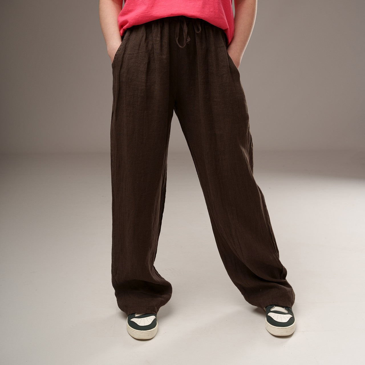 Pantaloni lejeri maro din in, cu talie elastică și croială dreaptă