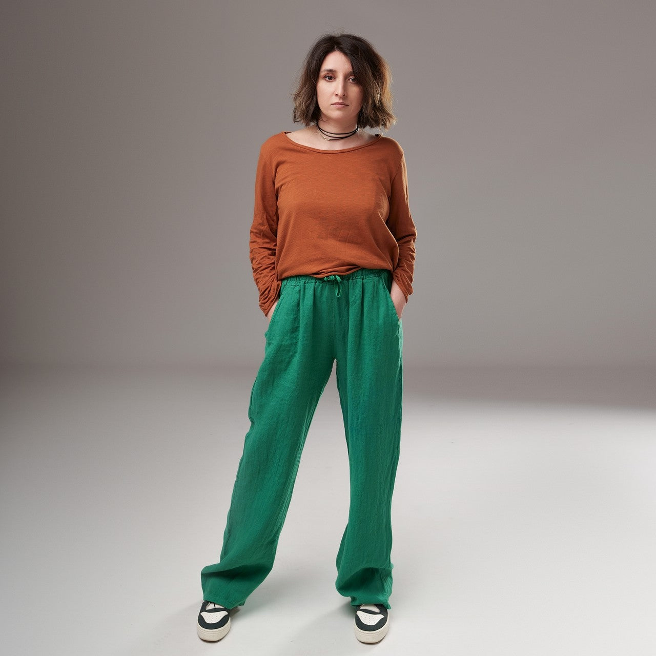 Pantaloni largi verzi din in, cu croială lejeră și talie ajustabilă cu șnur