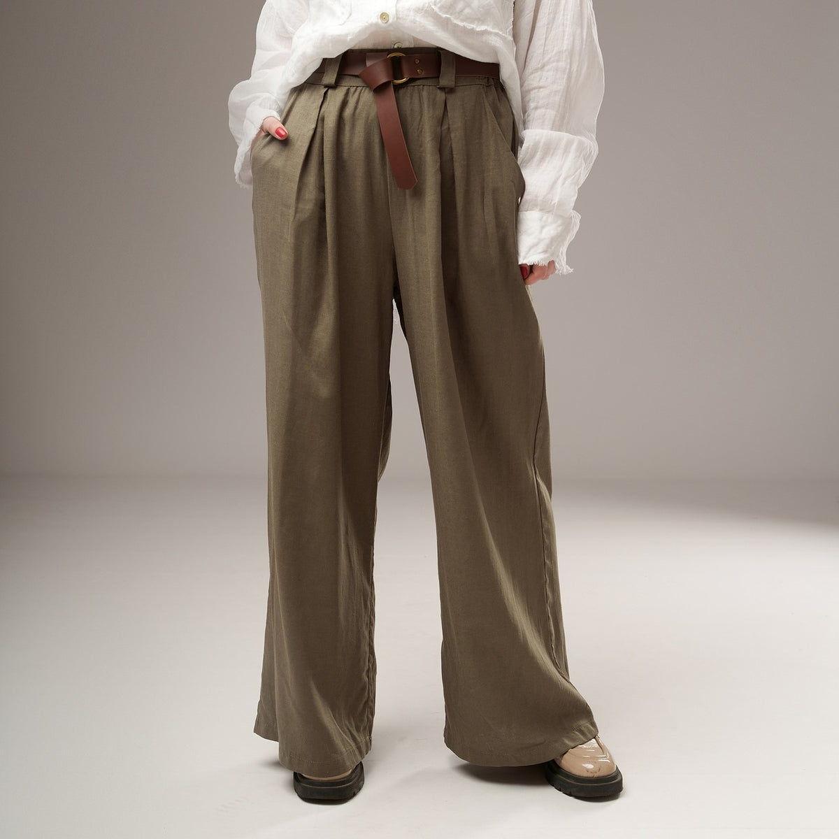 Pantaloni kaki cu talie înaltă și curea, din amestec de in și viscoză, văzuți din față