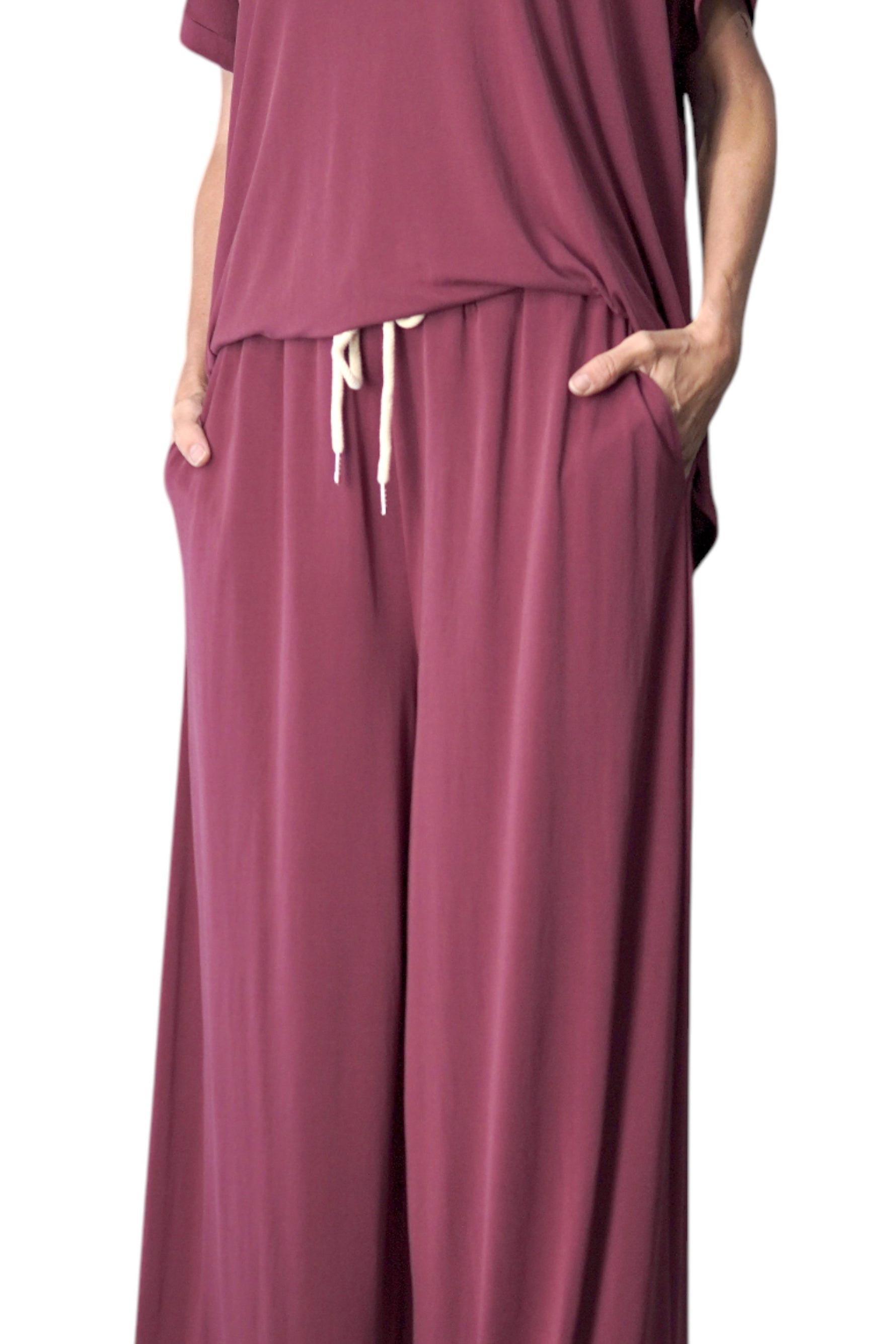 Gros-plan pe șnurul alb al pantalonilor mov, accentuând talia elastică