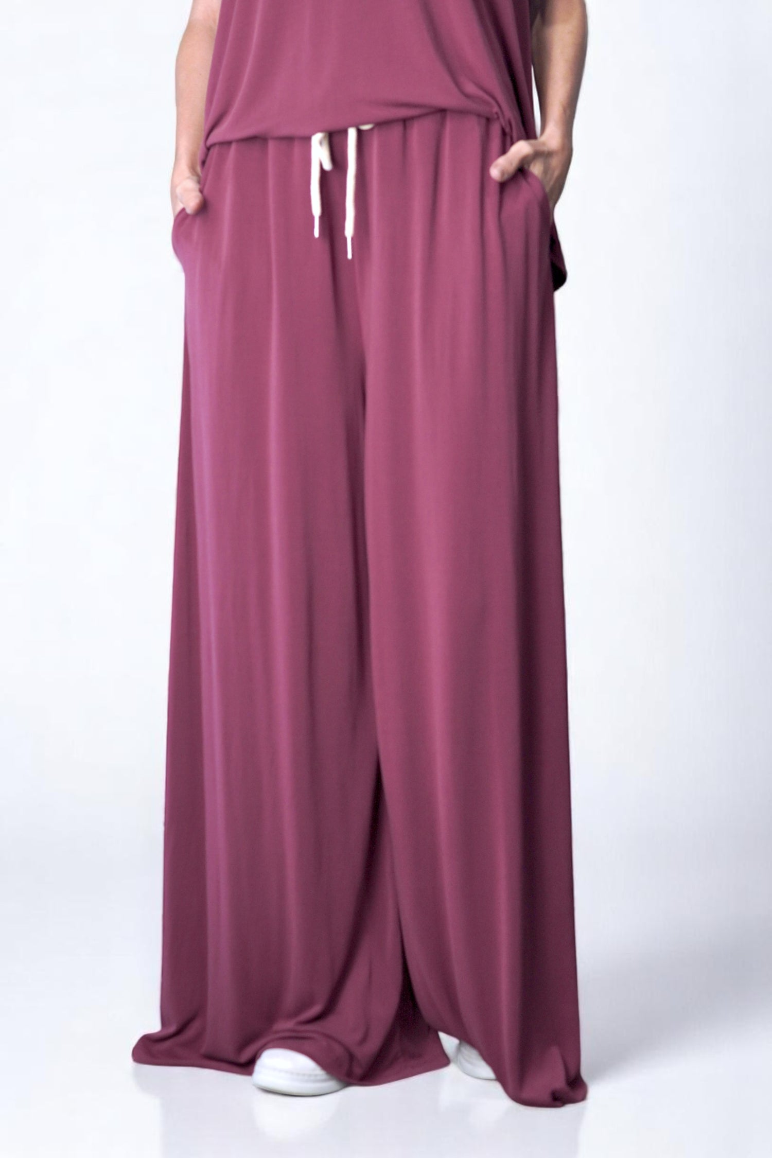 Pantaloni mov lejeri, cu croială largă și cădere naturală, din material subțire