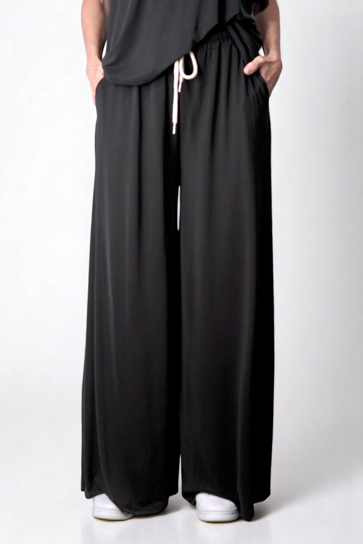 Pantaloni largi negri, lejeri și comozi, ideali pentru ținute casual elegante